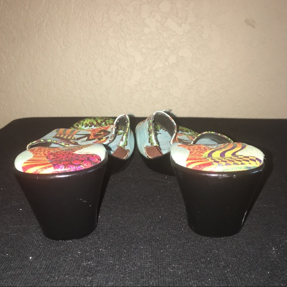 JCon African Tribal print open toe sandals that tell a story. - Picture 4 of 11